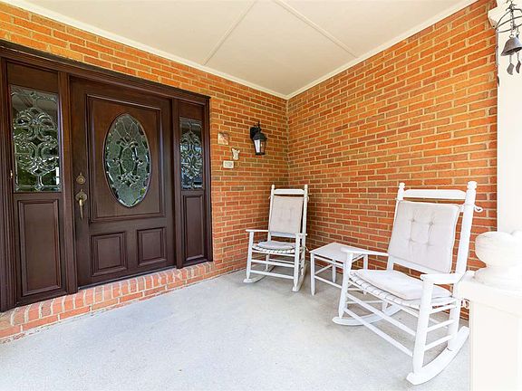 4th image of 725 Oakridge Dr