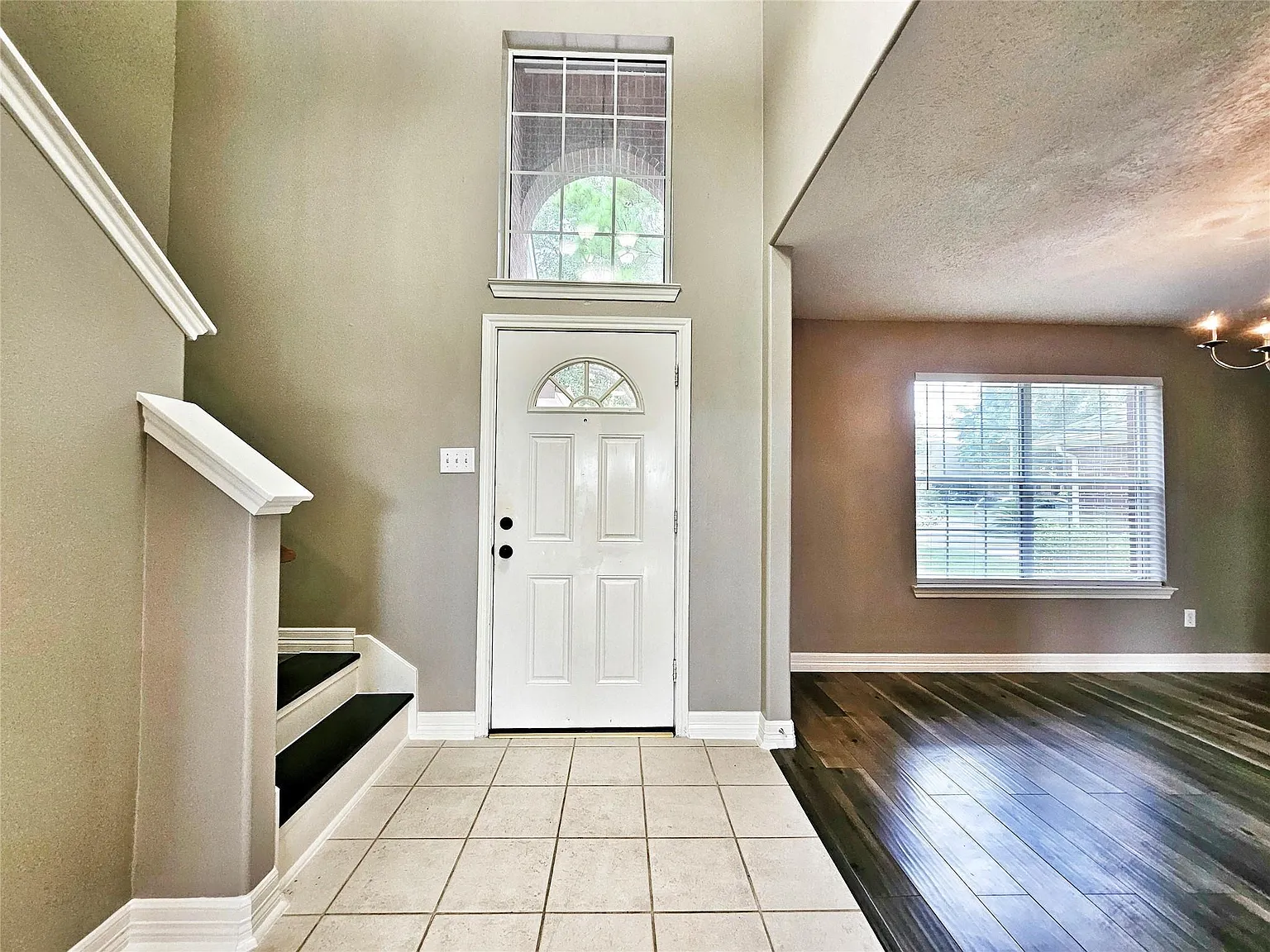 3 bed, 2.5 bath, 2082 sqft, $2,300 — Photo 2
