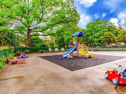 Sold by Re/Max In The City | media 13
