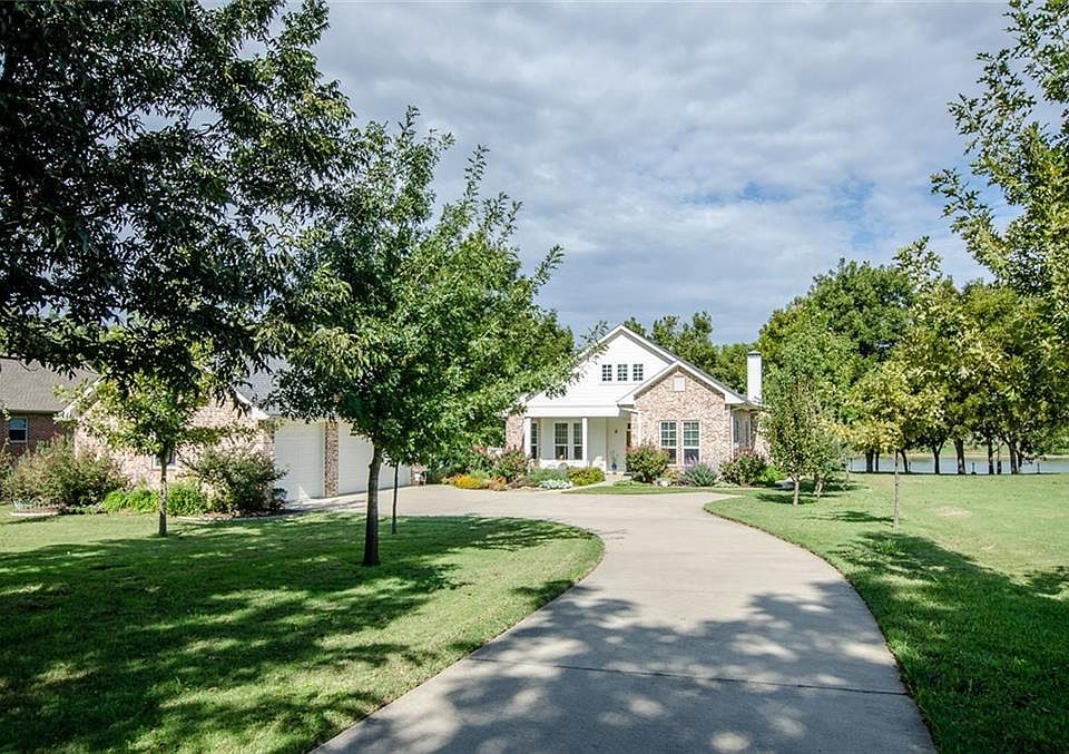 1st image of 421 Moonlight Dr