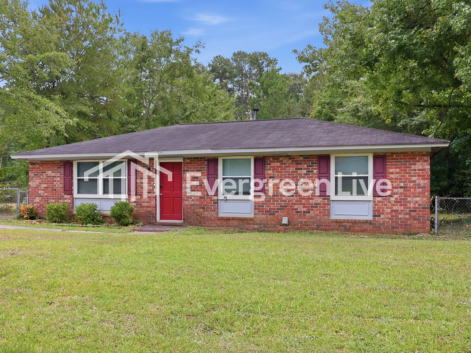 3 bed, 1.0 bath, 1256 sqft, $1,095 — Photo 2