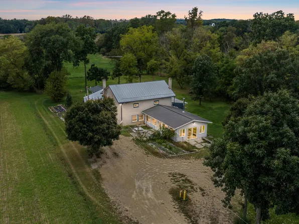 N9529 Monthey Rd, Portage, WI 53901