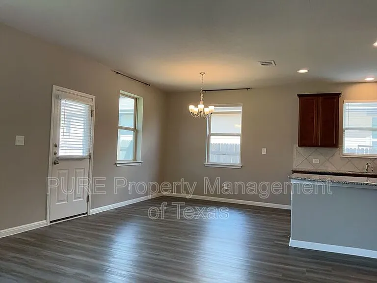140 Earl Keen St — Photo 7