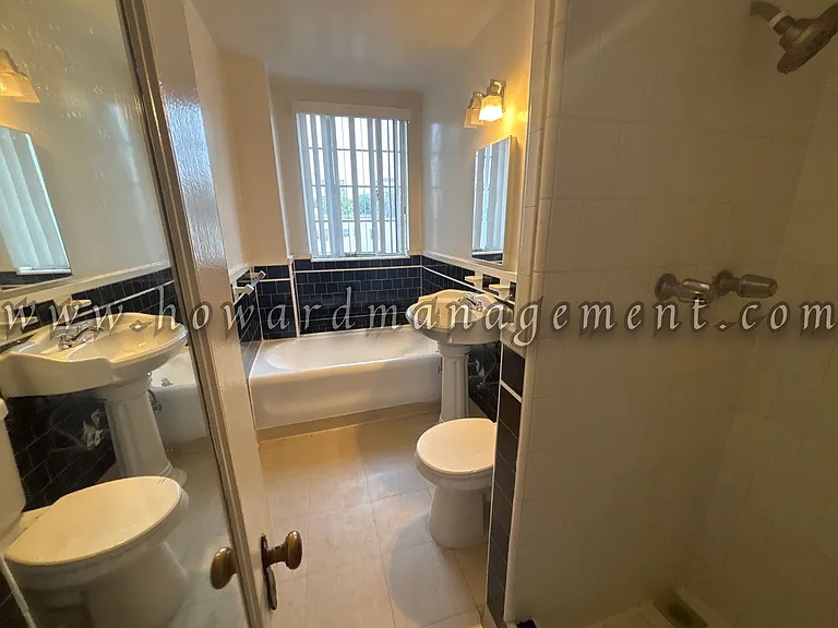 Wilshire Mediterranean Apartments — Photo 4