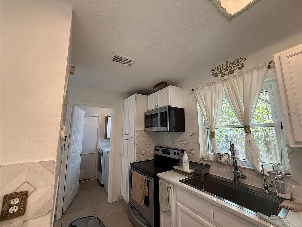 4 bed, 8.0 bath, 1889 sqft, $2,000 — Photo 2