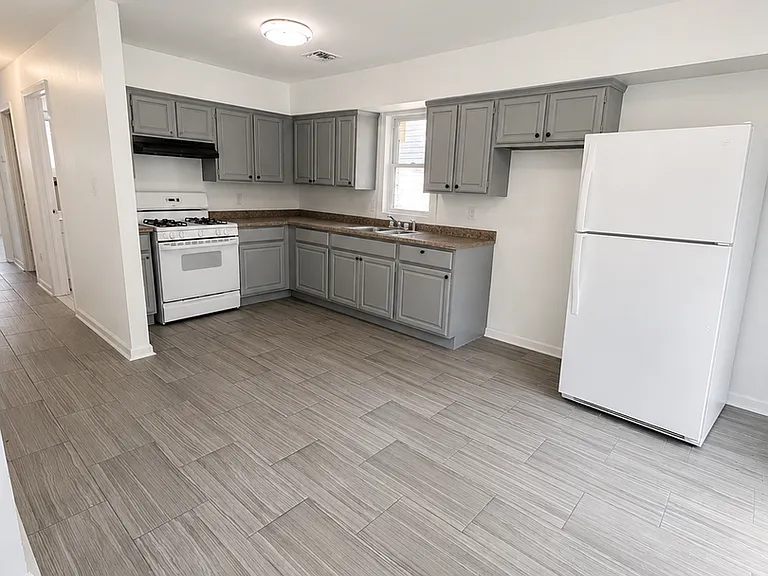 1139 Sewall Ave — Photo 5