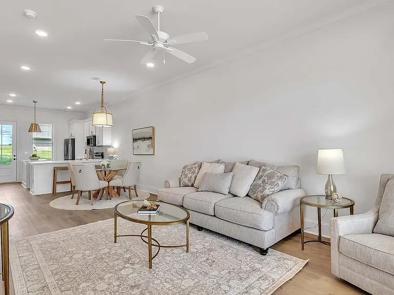 106 Breezeway Cv — Photo 4