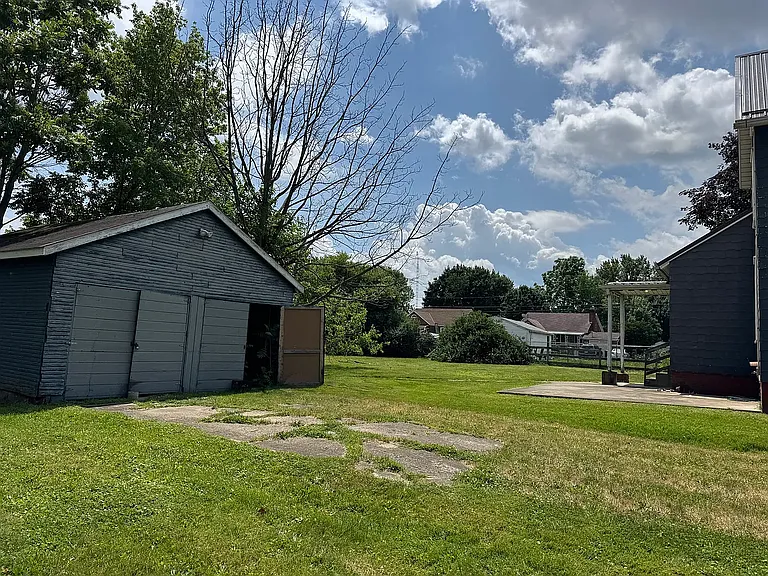 1710 Edwards Ave NE — Photo 3