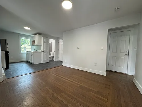 55 Thompson St Photo 1
