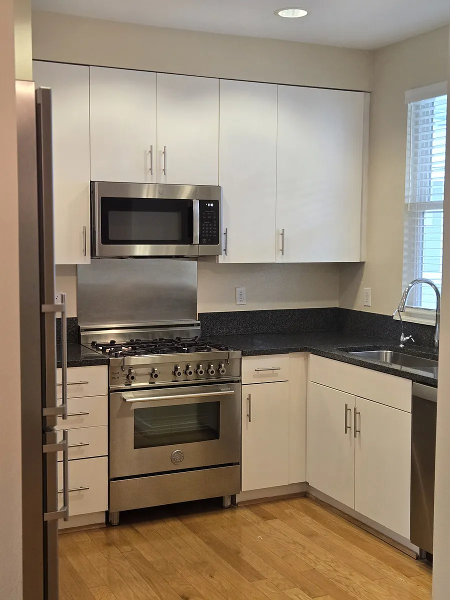 Building Photo - 1066 41st Ave #D205