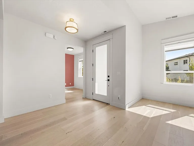 555 S Proctor Ln — Photo 6