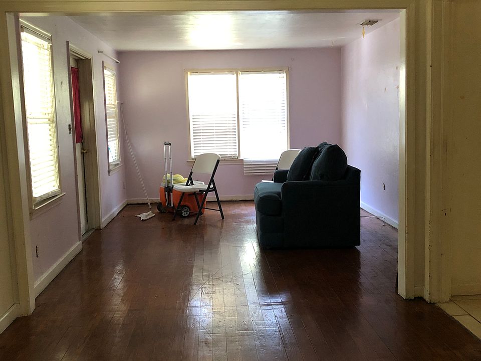 Living room/dining room 