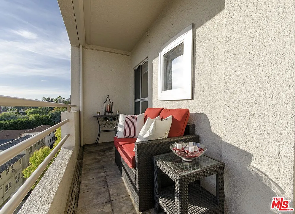 1 bed, 2.0 bath, 741 sqft, $4,800 — Photo 3