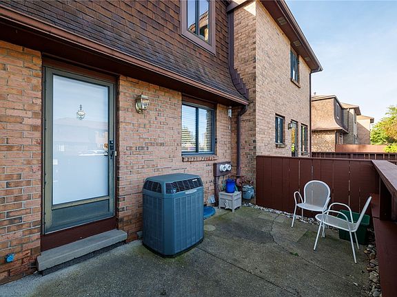 5th image of 632 Surrey Hill Way