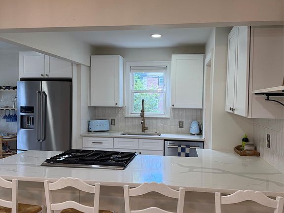 4th image of 2284 Columbia Rd