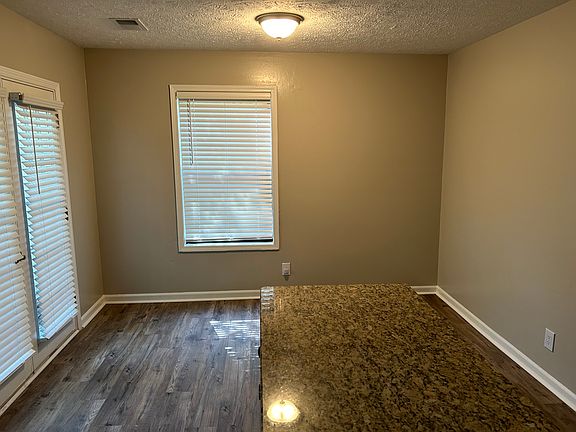 4th image of 1050 Mathews Ct SE #B