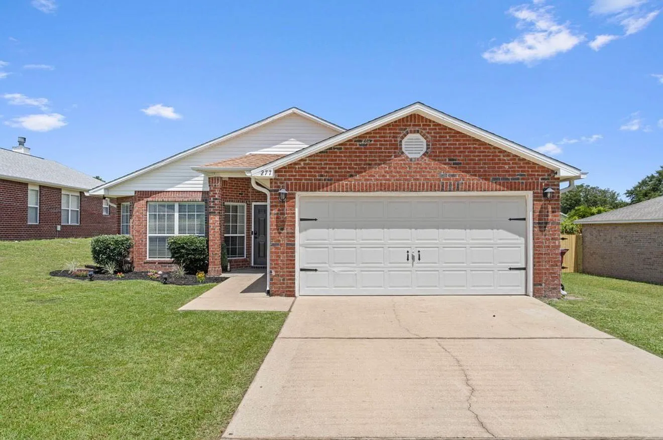 3 bed, 1674 sqft, $2,100 — Photo 1