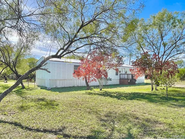 195 COUNTY ROAD 6752, Devine, TX 78016