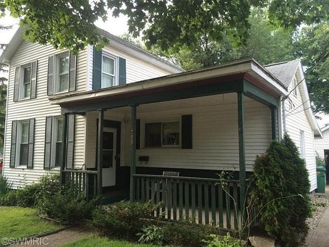 2nd image of 719 Maple St