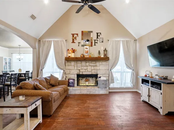 108 Wooley Ct, Weatherford, TX 76085