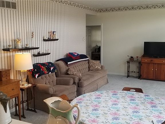 5th image of 1094 Lake Meadow Ln
