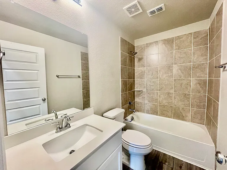 525 Ardsley Ln — Photo 10