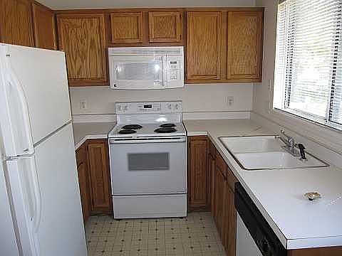 2nd image of 820 Summer Dr