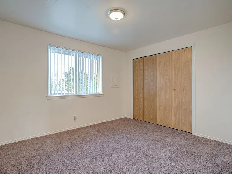 ELLSWORTH SQUARE APARTMENTS — Photo 23