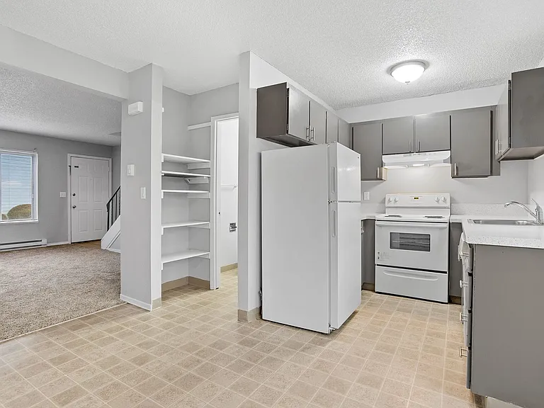 Wetherburne Square Townhomes — Photo 3
