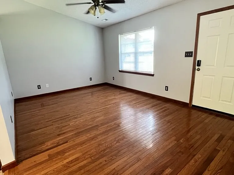 212 Winterberry Ct — Photo 2