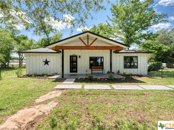 613 S 2nd St, Stockdale, TX 78160