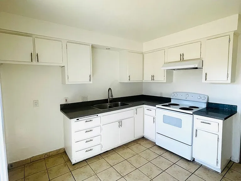 720-722 N Ojai Rd — Photo 2