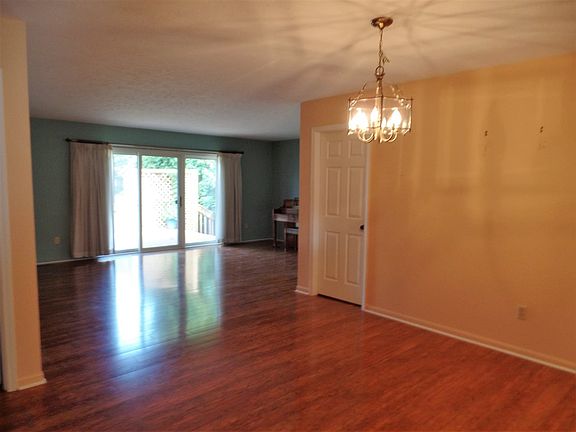 3rd image of 1915 Stonehedge Ln