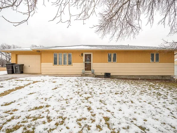 838 N Chestnut St, Red Cloud, NE 68970
