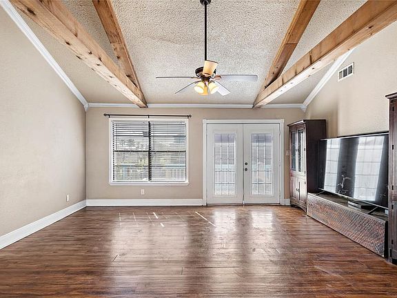 Trendy vinyl-plank flooring that looks like real wood!