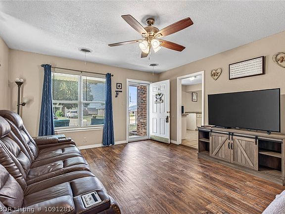 4th image of 809 Darrin Dr