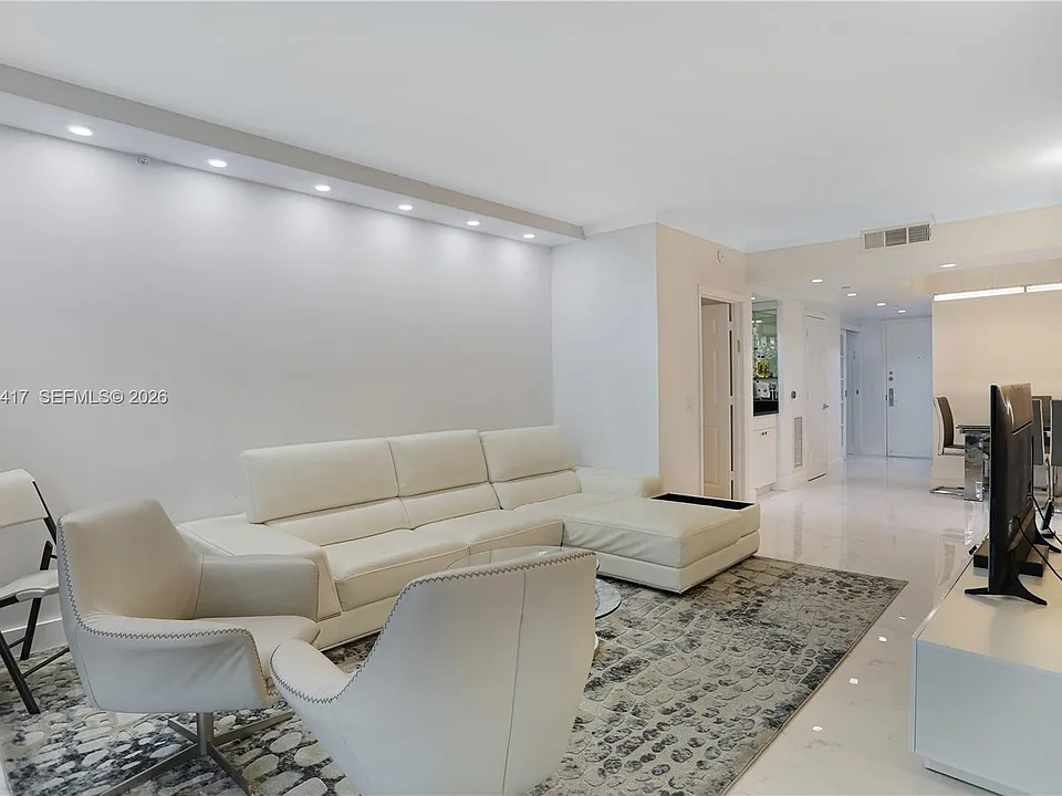 4775 Collins Ave #1804