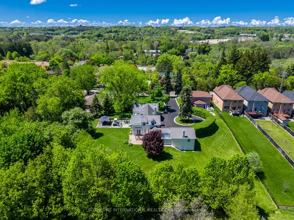 220 Old Yonge St, Aurora, ON L4G 6J6