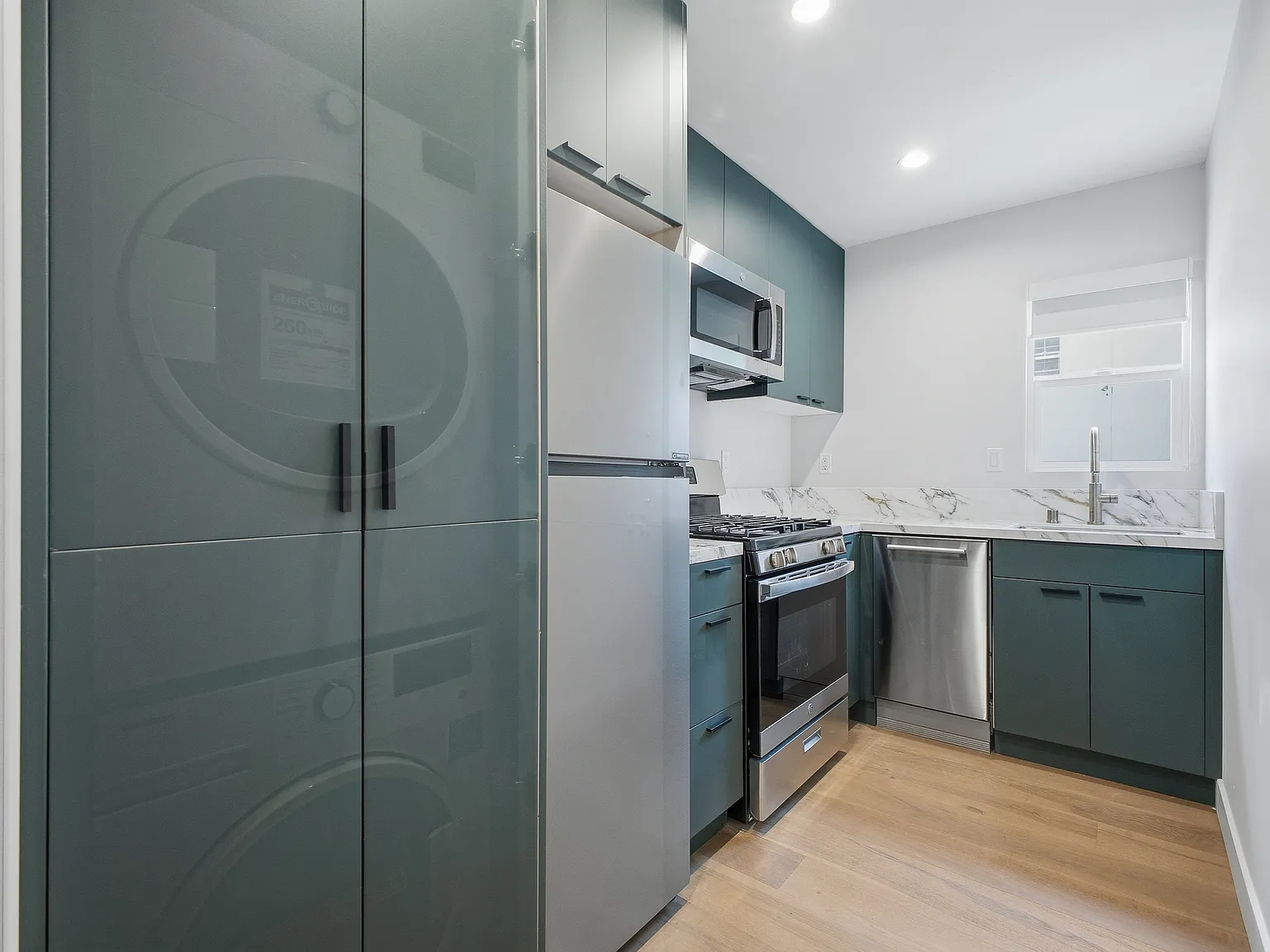 2 bed, 800 sqft, $3,745 — Photo 4