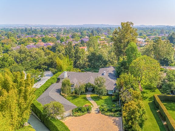 2nd image of 6 Oak Knoll Ter