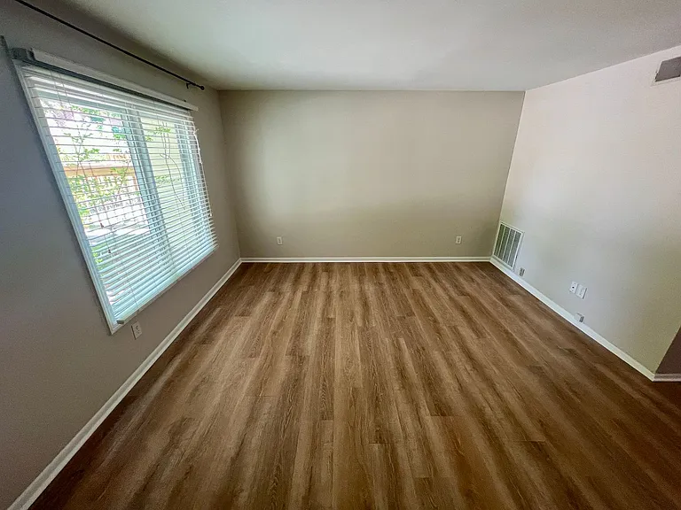 605 Picadilly Sq — Photo 5