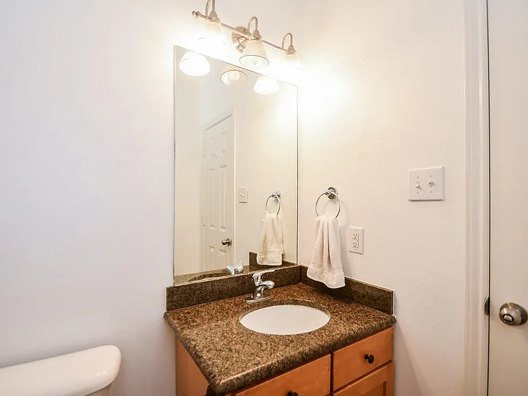 1129 W 15th 1/2 St #B — Photo 32