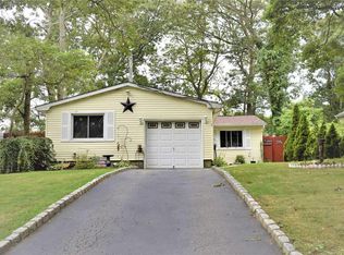 4 John Dr, Farmingville, NY 11738