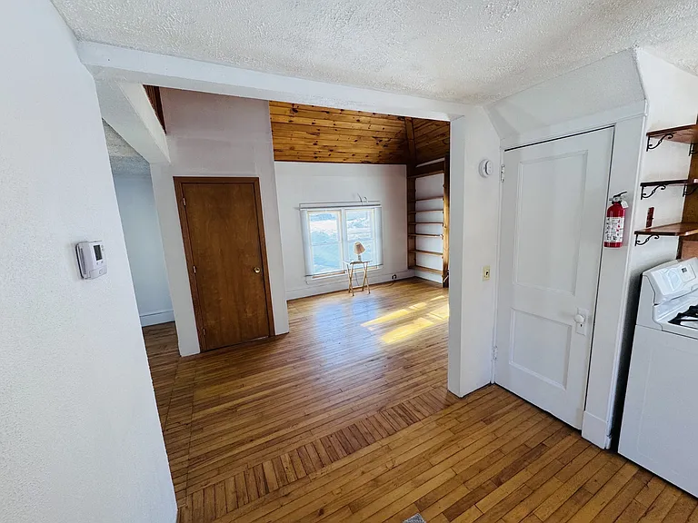 240 Pine St — Photo 19