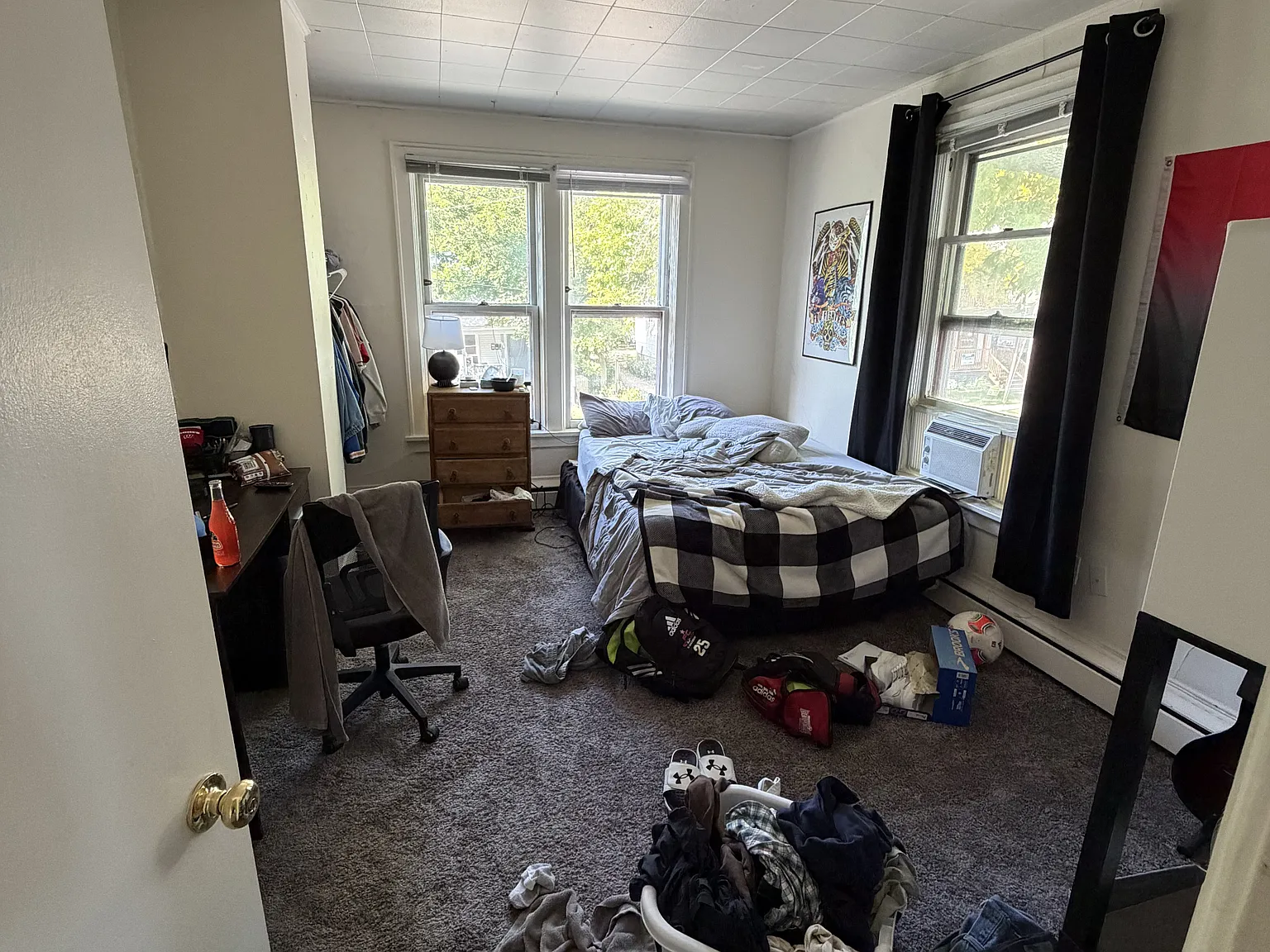3 bed, 1000 sqft, $2,100 — Photo 3