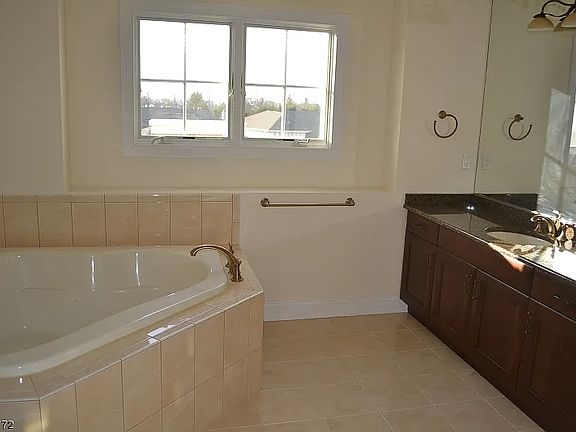 4th image of 7 Sichel Ct
