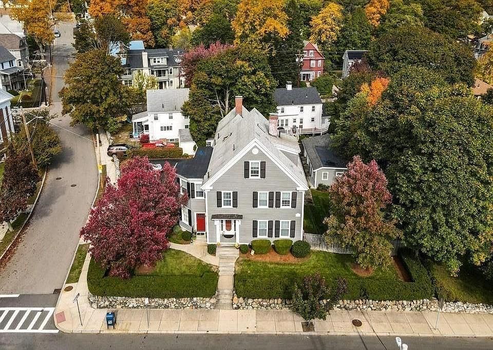2 minutes walking from the train station on the corner of Franklin and Ashland.