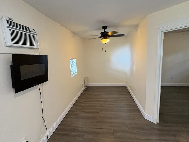905 E Crawford St — Photo 11