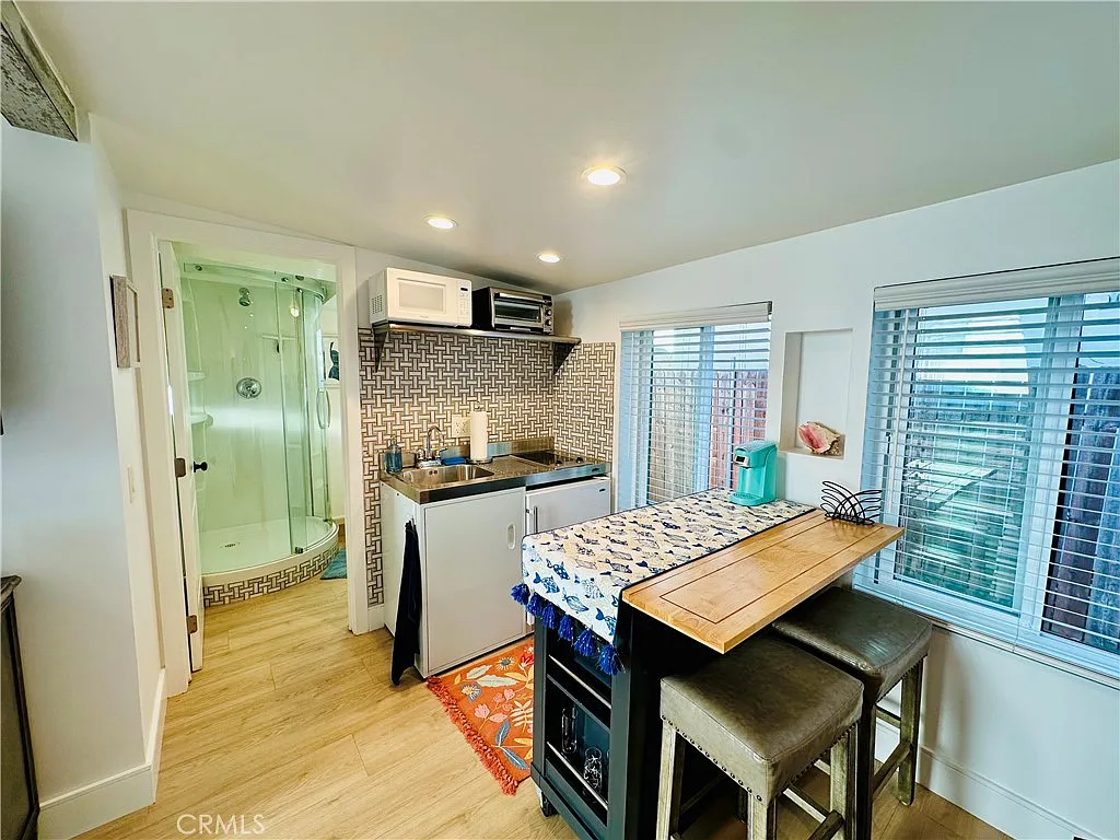Studio, 400 sqft, $2,600 — Photo 2