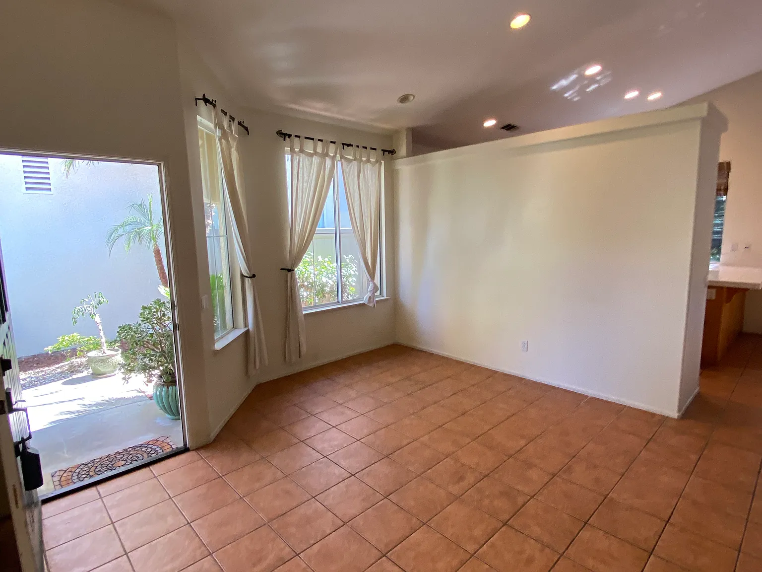 3 bed, 1426 sqft, $4,200 — Photo 3